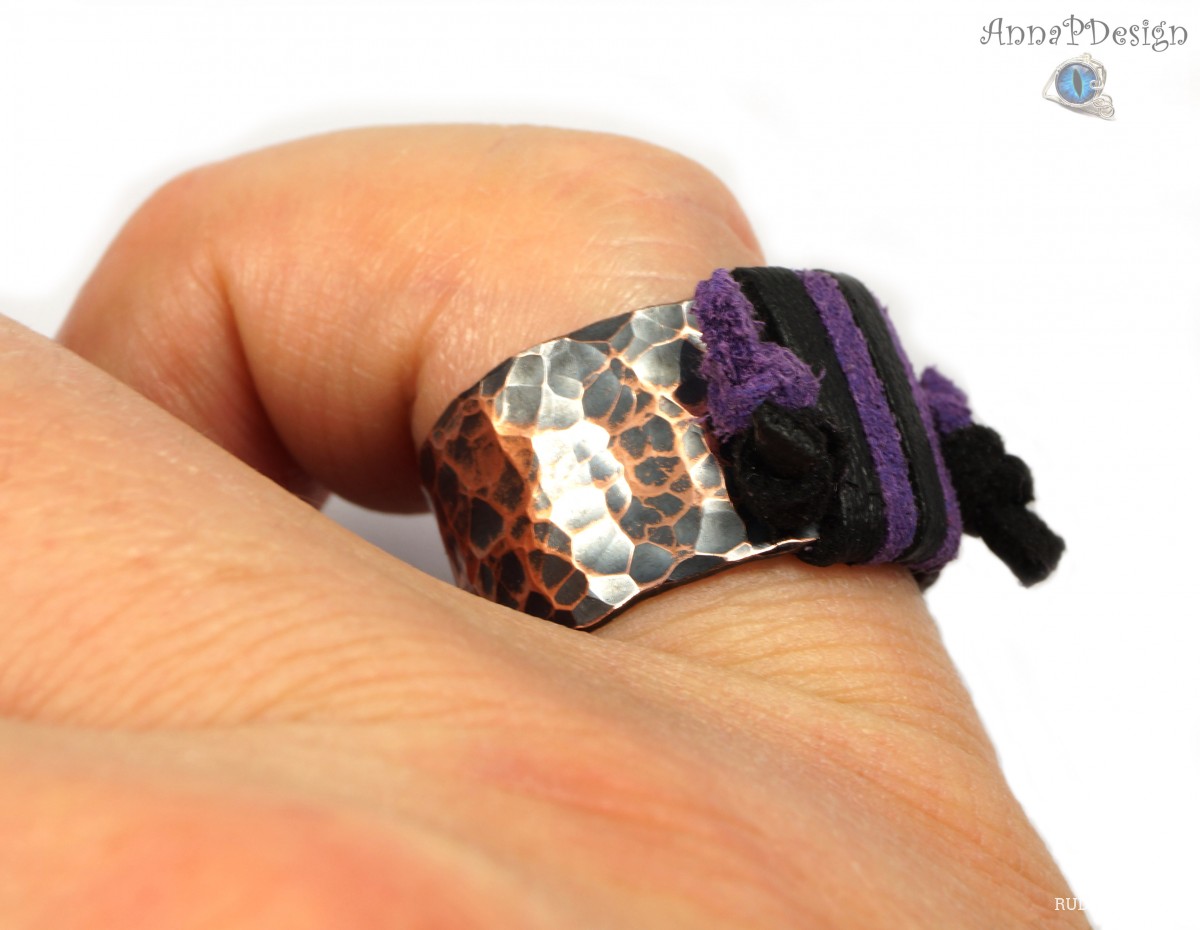 Miedziany pierścionek ze skórzanym czarnym i fioletowym  rzemieniem, ręcznie wykonany, prezent dla niej prezent dla niego, prezent biżuteria autorska